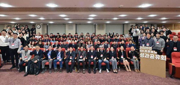 ‘2025 SK프로보노 성과공유회’에서 지동섭 SK수펙스추구협의회 SV위원장(사진 앞줄, 우측에서 다섯번째), 조민영 행복나래㈜(SK프로보노 사무국) 본부장(사진 앞줄, 좌측에서 세번째)을 비롯한 참석자들이 기념촬영을 하고 있다.