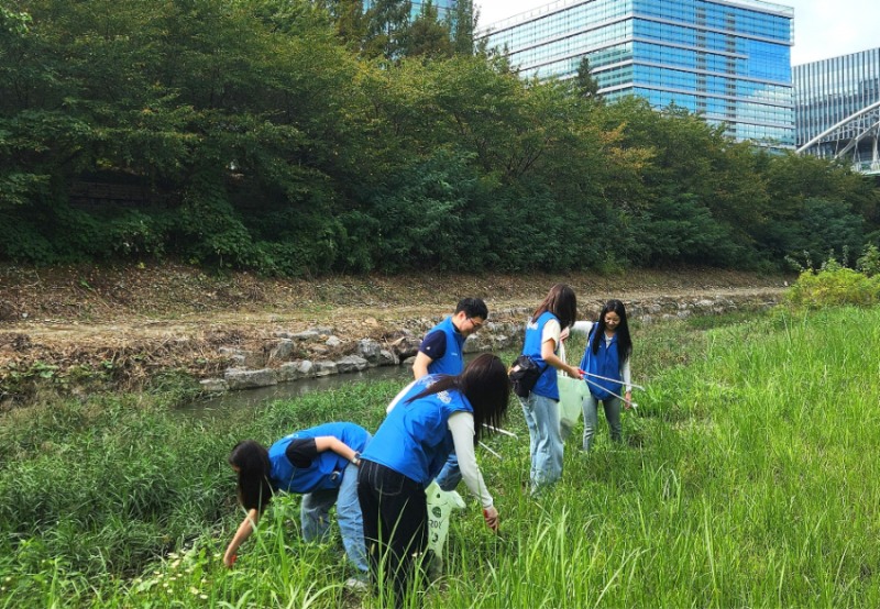 ▲ (사진설명 )휴메딕스 임직원들이 지난 8월 성남 금토천에서 하천 환경 정화 활동을 진행했다.