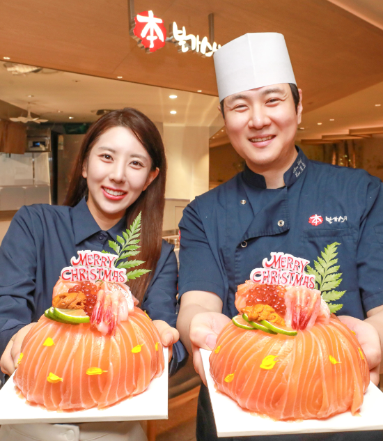 8일 오전, 서울 강남구 현대백화점 압구정본점 지하1층 '본가스시' 매장에서 현대그린푸드 셰프와 직원이 '스시 케이크' 등 신메뉴를 소개하고 있는 모습