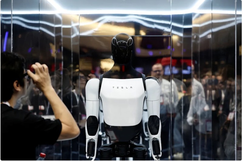 테슬라의 휴머노이드 로봇 '옵티머스'. 사진=로이터통신