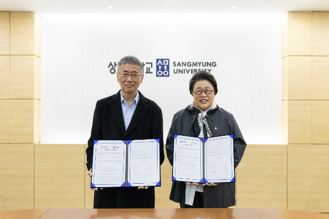 상명대, 인산의료재단 메트로병원과 업무협약 체결을 하고 있다. 인산의료재단 메트로병원 이재훈 병원장(왼쪽)과 상명대 김종희 총장(오른쪽) / (사진제공=상명대)