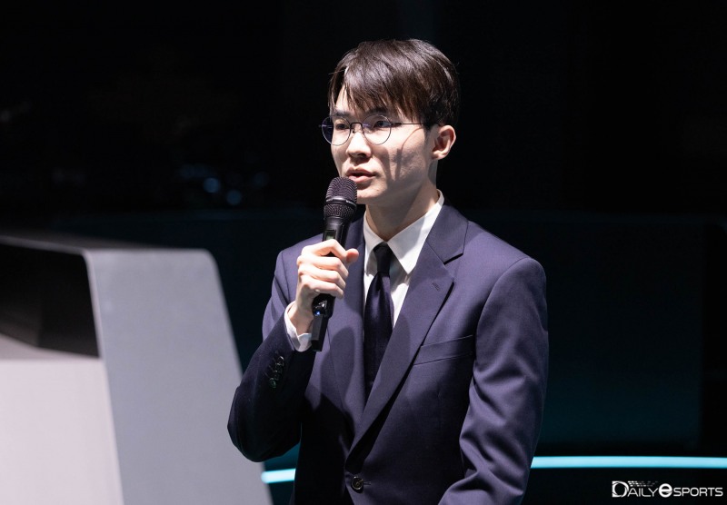 인터뷰 중인 T1 '페이커' 이상혁.