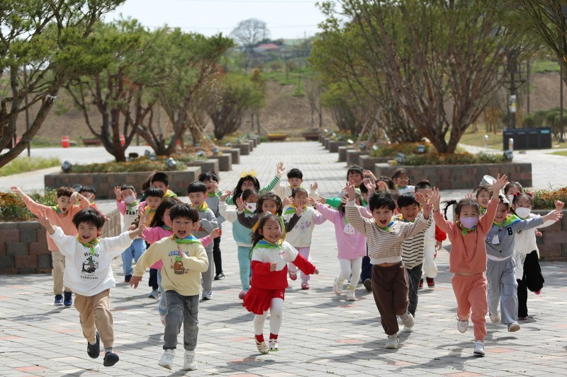 지난 4월 17일 영산강정원 미꾸라지 방류 행사 당시 아이들 모습 (사진제공=나주시)