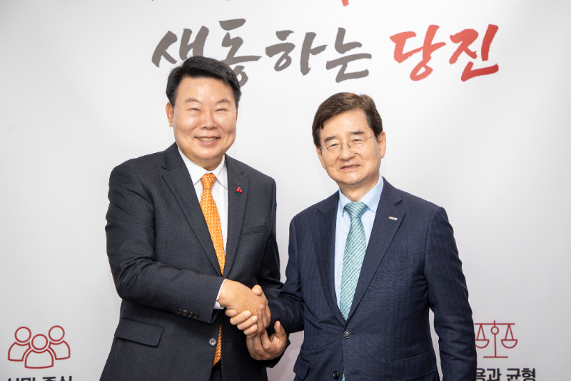 김선규 호반그룹 회장(오른쪽)과 오성환 당진시장이 18일 충남 당진시청에서 교통약자 주차공간 조성 사업 지원 방안에 대해 논의한 후 기념촬영을 하고 있다./호반그룹