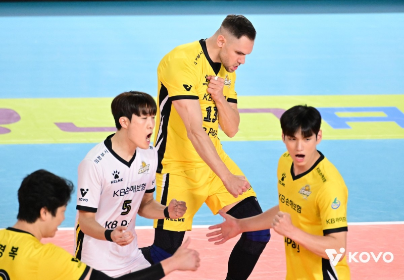 4연패 vs 9연패 대결…KB손해보험 웃고 삼성화재 10연패 수렁