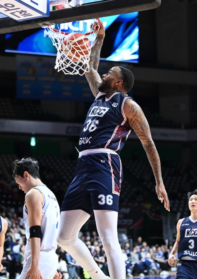 덩크 꽂는 라건아 / 사진=KBL 제공. 연합뉴스