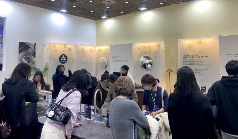 ‘2025 홈 ·테이블 데코페어’ 내 아티잔 현장 체험 부스를 구경 중인 관람객들의 모습