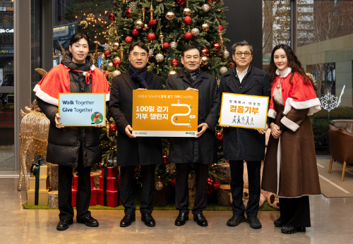 지난 18일 KB증권 본사에서 김성현 KB증권 대표(가운데), 이홍구 대표(왼쪽 두 번째), 강진두 경영기획그룹장(오른쪽 두 번째)과 임직원들이 기부금을 전달하고 기념촬영을 하고 있다. / 사진 = KB증권