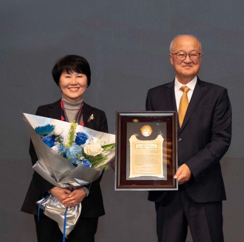 ▲(왼쪽부터) 월드비전 세계시민학교 특임고문 한비야 교수, 영원무역그룹 성기학 회장의 모습. (사진=월드비전 제공)