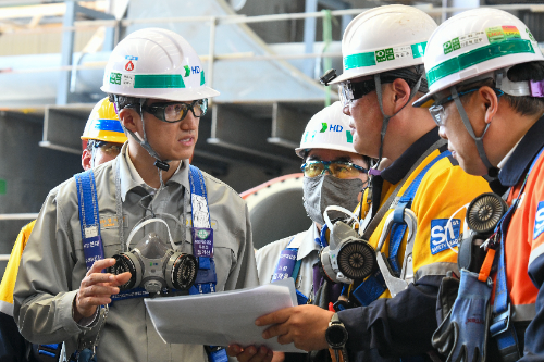 정기선 HD현대 회장이 지난 9월 전남 영암군에 위치한 HD현대삼호 조선소를 찾아 작업 현장을 살피고, 안전 시설물과 설비를 점검했다. / 사진 = HD현대