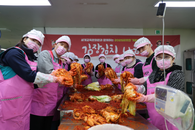 세계교육문화원(WECA)은 지난 12월 12일 인천광역시 연수구에 위치한 농가김치에서 ‘WECA와 함께 담그는 사랑의 김장김치 나눔 봉사활동’을 진행했다.