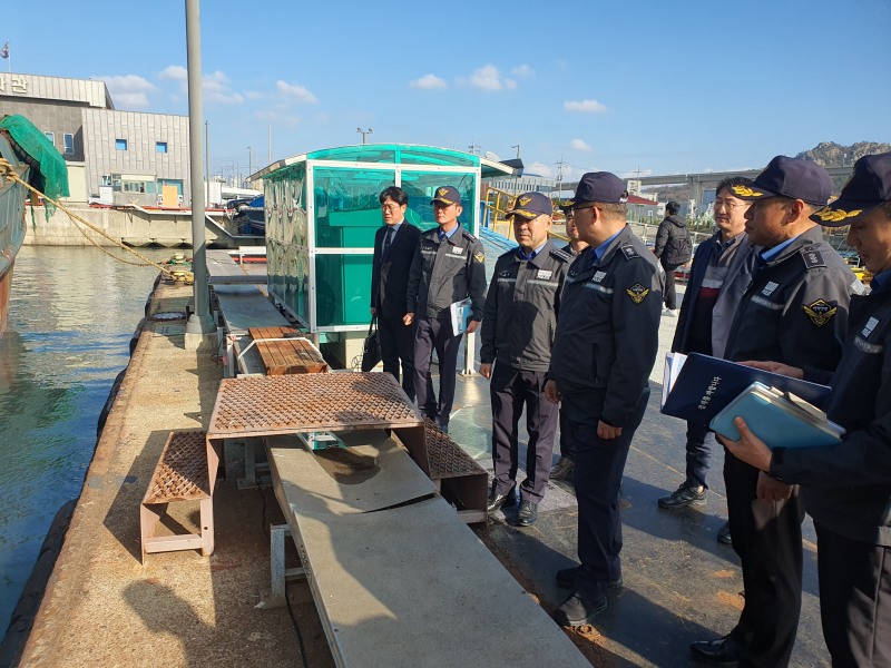 목포해경 전용부두에서 나포된 중국어선의 관리실태를 점검 중인 백학선 청장 (사진제공=서해지방해양경찰)
