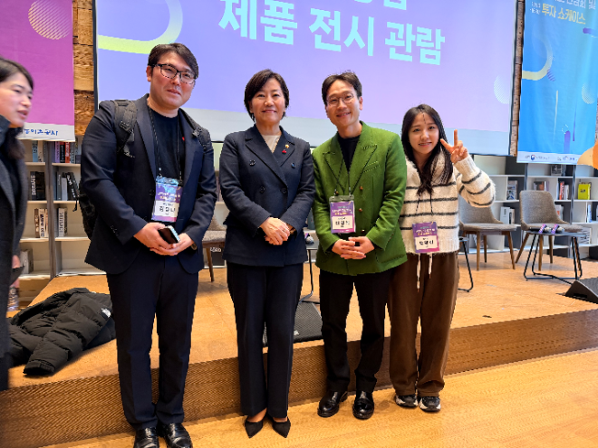 이정석 제주 올리브스탠다드 대표(왼쪽에서 세 번째)가 18일 서울 중구 커뮤니티하우스 마실에서 열린 '농촌창업 네트워크 간담회 및 투자 쇼케이스'에 참석해 송미령 농림축산식품부 장관(왼쪽에서 두 번째) 등 관계자들과 기념 촬영을 하고 있다. (이미지 제공=제주 올리브스탠다드)