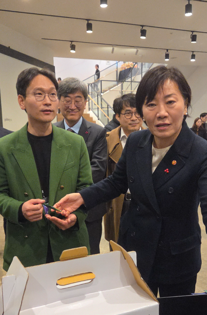 이정석 제주 올리브스탠다드 대표(왼쪽)가 송미령 농림축산식품부 장관에게 제주산 올리브를 활용한 6차산업 모델을 설명하며 생산 가공품을 소개하고 있다. (이미지 제공=제주 올리브스탠다드)