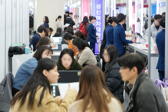 성신여여대 입학 전문인력이 부스를 찾은 수험생 및 학부모를 대상으로 1:1 맞춤형 상담을 진행하고 있다. (사진제공=성신여대)