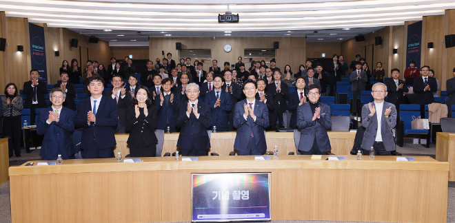 (앞줄 왼쪽부터) 홍순만 연세대 국가관리연구원장, 박형준 한국정책학회장, 윤채은 구글 아시아태평양 Public Affairs 총괄, 윤동섭 연세대 총장, 조정훈 국민의힘 국회의원, 문명재 연세대 미래정부연구센터장, 박태웅 국가인공지능전략위원회 공공AX 분과장. (사진제공=연세대)