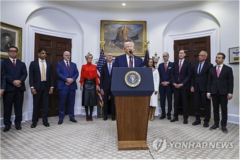 트럼프 대통령은 19일(현지시간) 백악관에서 글로벌 제약사 9곳이 의약품 가격을 인하하기로 했다고 밝혔다. 사진=EPA, 연합뉴스