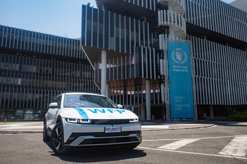 현대차는 UN 소속의 식량위기 대응 기구인 세계식량계획(WFP, World Food Programme)에 아이오닉 5 차량 8대와 충전 인프라를 기증했으며, 기증 차량들이 구호 현장에서 활약하는 모습을 통해 기후위기 대응에 대한 공감대를 형성하는 영상을 공개했다고 21일 밝혔다./현대차
