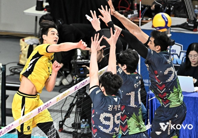 KB손해보험, 승부처 블로킹으로 우리카드 3-1 제압…2위와 승점 1차
