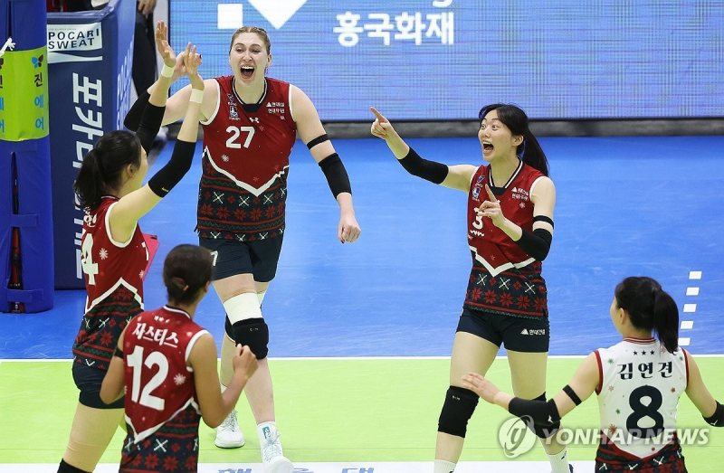 득점에 성공한 현대건설 선수들이 기뻐하고 있다. / 사진=연합뉴스