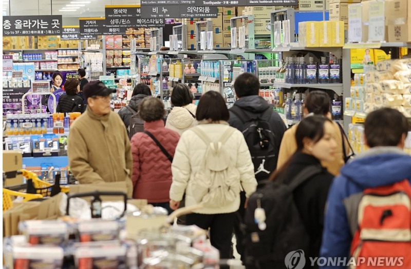 내년 국내 소매유통시장이 고물가 소비심리 위축 등으로 5년내 최저치를 기록할 것이라고 대한상의가 22일 전망했다. 사진=연합뉴스