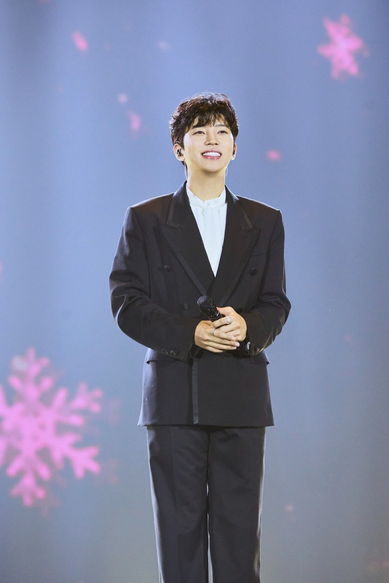 임영웅, 하늘빛 광주서 올해 마지막 투어 피날레 장식…“늘 여러분 위해 노래하겠다”