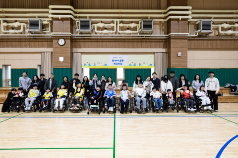 SK행복나눔재단 ‘2025년 하반기 휠체어 운동 페스티벌’에 참여한 아동과 가족들이 기념사진을 촬영하고 있다.
