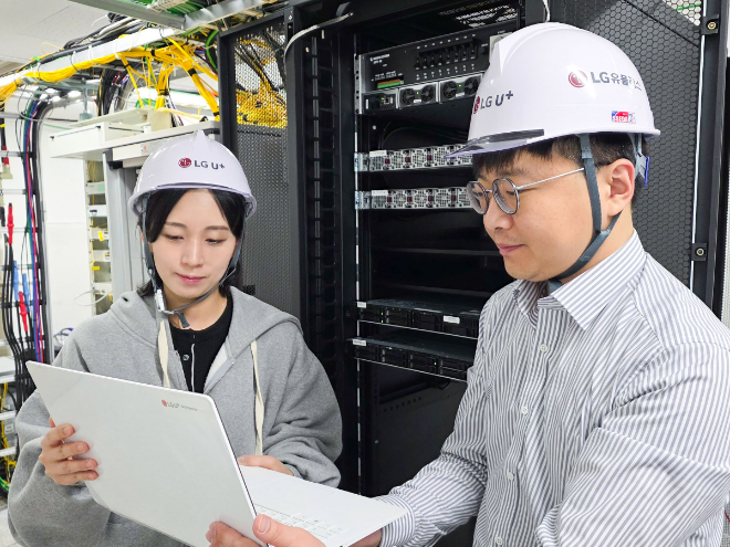 LG유플러스는 노키아와 함께 실제 고객들이 네트워크를 사용하는 상용망 환경에서 차세대 가상화 기지국 기술인 클라우드랜(Cloud RAN) 검증에 성공했다. 사진은 LG유플러스 임직원들이 클라우드랜 기술 검증을 진행하고 있는 모습. ⓒLG유플러스