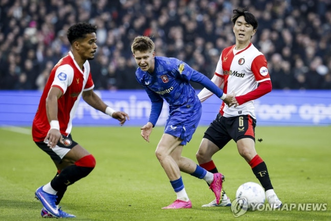 볼을 다투는 페예노르트의 황인범(맨 오른쪽) / 사진=연합뉴스