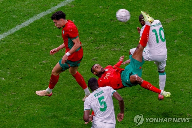 바이시클 킥으로 득점하는 아유브 엘 카아비 / 사진=연합뉴스