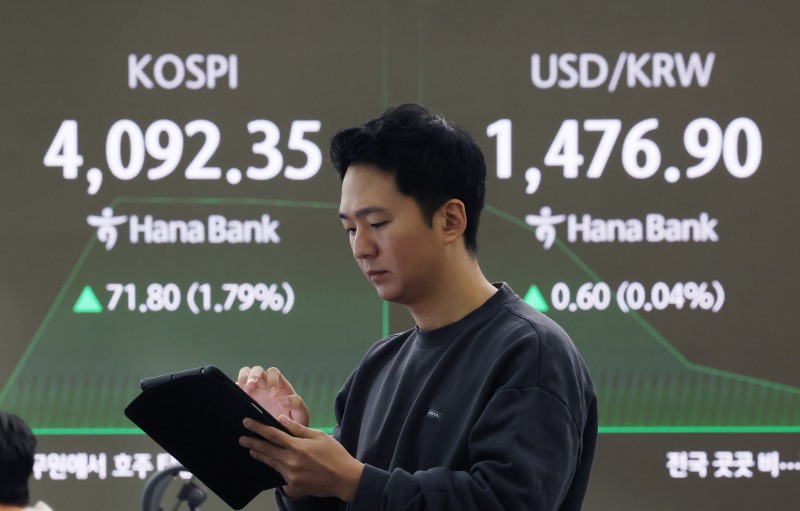 22일 서울 중구 하나은행 딜링룸에서 딜러들이 업무를 보고 있다. 코스피는 전 거래일(4020.55)보다 75.71포인트(1.88%) 상승한 4096.26에, 코스닥 지수는 전 거래일(915.27)보다 8.70포인트(0.95%) 오른 923.97에 거래를 시작했다. 서울 외환시장에서 원·달러 환율은 전 거래일 주간거래 종가(1476.3원)보다 0.3원 오른 1476.6원에 출발했다./뉴시스