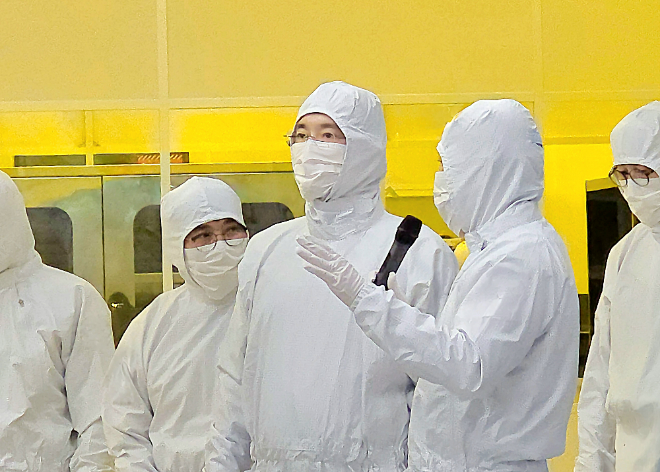 이재용 삼성전자 회장이 22일 삼성전자 기흥캠퍼스 내 첨단 복합 반도체 연구개발(R&D) 센터인 NRD-K 클린룸 시설을 살펴보고 있다. ⓒ삼성전자