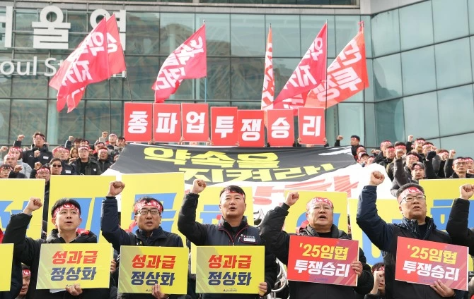 전국철도노동조합이 지난 19일 서울역 앞에서 연 파업 돌입 긴급 기자회견에서 조합원들이 구호를 외치고 있다./연합뉴스