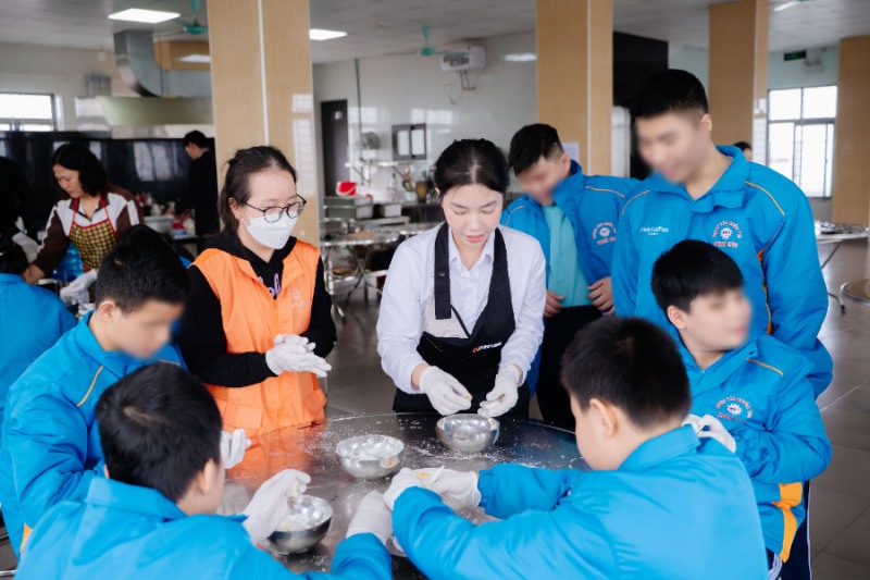 한화비전·아워홈 임직원이 시각장애 아이들과 떡 만들기 체험을 하고 있다.