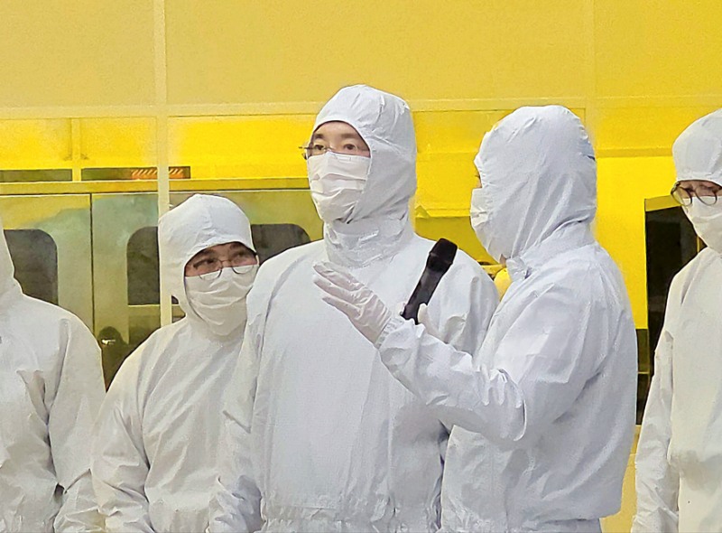 이재용 삼성전자 회장이 22일 삼성전자 기흥캠퍼스 내 첨단 복합 반도체 연구개발(R&D) 센터인 NRD-K 클린룸 시설을 살펴보고 있다.