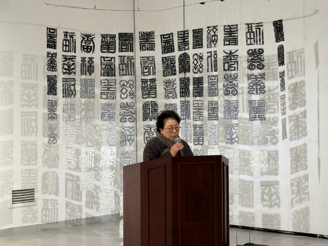 ‘2025 제1회 SM DnA 동문전’에서 상명대 김종희 총장이 축사를 하고 있는 모습. (사진제공=상명대)