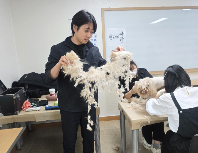 서주영 리루 봉사단장, 중리사회복지관서 2025년 마지막 반려동물 미용 재능기부 진행