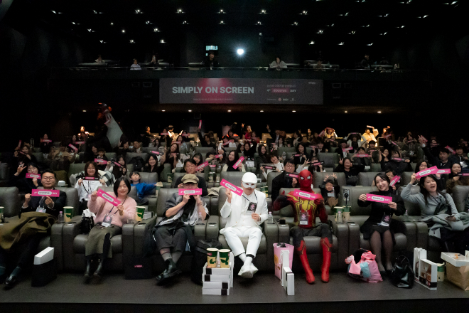 LG유플러스는 자사 크리에이터 육성 프로그램 ‘부스터스 시즌4’ 활동을 통해 792건의 콘텐츠를 제작하고 누적 조회수 2천900만 회를 돌파하는 성과를 거뒀다고 23일 밝혔다. 사진은 지난 6일 진행한 부스터스 시즌4 어워즈에서 LG유플러스 관계자와 크리에이터들이 기념사진을 촬영하고 있는 모습. ⓒLG유플러스