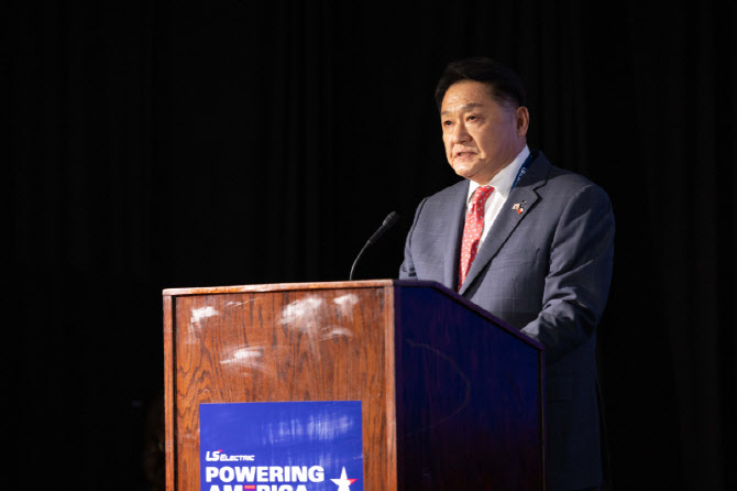 지난 4월 미국 텍사스주에 위치한 LS일렉트릭 배스트럽(Bastrop) 캠퍼스 준공식에서 구자균 LS일렉트릭 회장이 환영사를 하는 모습.(사진=LS일렉트릭)