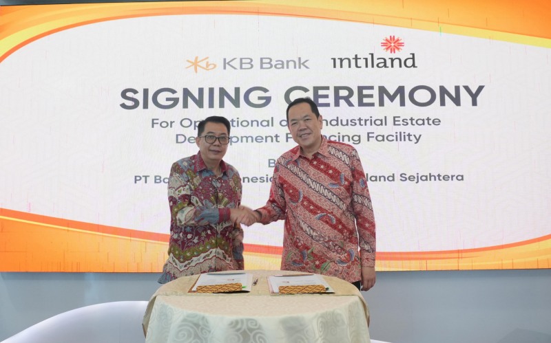 KB국민은행의 인도네시아 자회사 KB Bank 인도네시아가 현지 부동산 개발사 PT 인틸랜드 세자흐테라와 전략적 금융 협약을 맺었다. 사진은 협약식에 참석한 쿠날디 다르마 리에 KB Bank 인도네시아 은행장(오른쪽)./KB국민은행