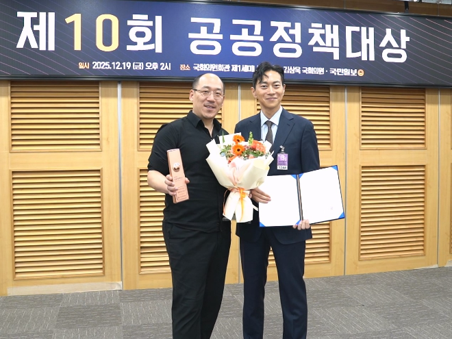 ㈜잘해주는치과 그룹(공동대표 고범진·오두환)이 지난 19일 국민일보가 주최한 제10회 공공정책대상에서 보건복지부 장관상을 수상했다.