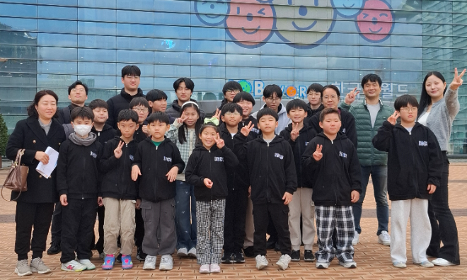 국제 혁신영재사관학교 학생들이 한국잡월드에서 직업 체험 학습 전 기념 촬영을 하고 있다.