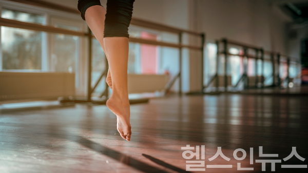 취미 발레를 즐기는 ‘취발러’ 증가, 발과 발목 부상 예방 위해 초기 근력 강화와 정확한 자세가 필수다. (사진 제공=클립아트코리아)