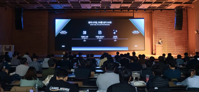 건설 구조해석 및 설계 소프트웨어 세계 1위 마이다스아이티는 지난 12월 16일 경기도 성남시 경기창조경제혁신센터 국제회의장에서 ‘국내 토목 엔지니어들의 미래 가치’를 주제로 한 기술 세미나 ‘CIVIL NX SQUARE’를 성공적으로 개최했다고 밝혔다.이번 행사는 ‘국내 최대 규모의 토목 구조분야 기술 세미나’로 국내 토목 설계·해석 엔지니어 약 150명이 참석해 최신 콘크리트 설계기준과 AI 기반의 차세대 구조해석 기술에 대한 높은 관심을 나타냈다.행사는 총 3개의 세션으로 구성됐다. 첫 번째 세션에서는 아주대학교 건설시스템공학과 전세진 교수가 ‘콘크리트 설계기준 KDS 14 20 20’을 주제로 강도 설계기준의 핵심 개정 내용과 실무 적용 시의 고려 사항을 중심으로 발표를 진행했다.이어진 두 번째 세션에서는 경북대학교 토목공학과 이성철 교수가 ‘콘크리트 설계기준 KDS 14 20 22’을 중심으로 전단 설계기준의 최신 설계 흐름과 실무 사례를 공유했다.마지막 세션에서는 차세대 토목 구조해석 솔루션 ‘MIDAS CIVIL NX(이하 CIVIL NX)’의 2026년 신규 기능이 소개됐다. CIVIL NX는 기존 범용 토목 구조해석 프로그램 ‘MIDAS CIVIL’을 기반으로 고도화한 차세대 솔루션으로, API 기반 연동 구조를 통해 다양한 외부 솔루션 및 업무 환경과의 통합이 가능한 것이 특징이다.발표를 진행한 마이다스아이티 강희용 프로는 AX(AI 전환) 시대에 발맞춰 AI 기술을 활용한 MIDAS PRO, 엑셀과 CIVIL NX를 연동한 계산서 자동화 구축 사례, 그리고 플러그인 형태로 제공되는 다양한 편의 기능 등을 소개하며 기존 MIDAS CIVIL과 차별화된 활용 가치를 제시했다.마이다스아이티 관계자는 “CIVIL NX는 단순한 구조 해석 툴을 넘어 엔지니어의 실제 업무 흐름을 혁신하는 플랫폼으로 진화하고 있다”며 “앞으로도 설계 기준 변화와 디지털 기술을 반영한 기술 세미나를 지속적으로 확대해 나갈 계획”이라고 밝혔다.한편 마이다스아이티는 중국, 미국, 일본 등 11개국에 해외법인을 운영하고 있으며, 전 세계 140개국에 소프트웨어를 수출하는 글로벌 소프트웨어 기업이다. 또한 마이다스아이티, 마이다스인, 자인연구소 등의 계열사를 둔 마이다스그룹은 사회적 기업으로서 기술로 사람과 사회의 행복을 돕는 '사람경영'을 실천하고 있다.