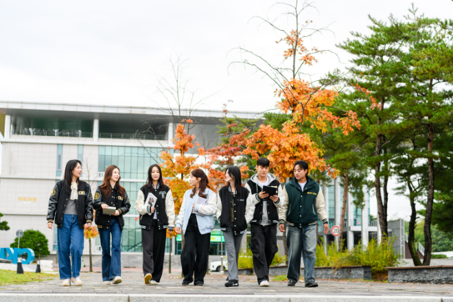 가톨릭관동대 캠퍼스에서 촬영한 학생들. (사진제공=가톨릭관동대)
