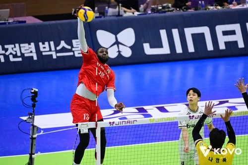 한국전력 베논, 아픈 무릎 안고 35득점 투혼…5세트 연속 서브에이스로 승리 이끌어