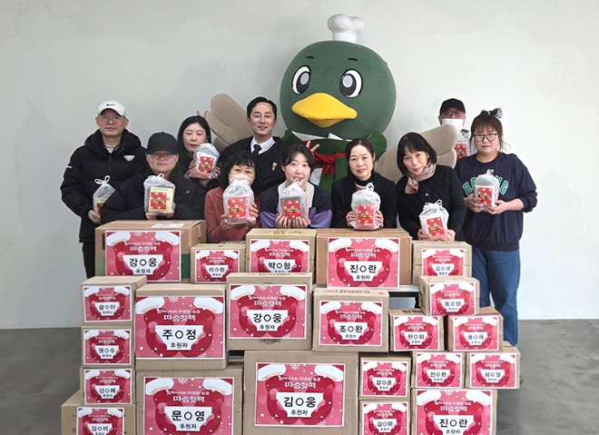 이해중 센터장(2열 좌측에서 세 번째)과 참여자들이 핫팩을 들고 있는 모습. 부산사하지역자활센터 제공