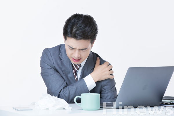 어깨 통증이 목디스크 초기 신호일 수 있어, 신경 증상까지 확인해야 정확한 진단이 가능하다. (사진 제공=클립아트코리아)