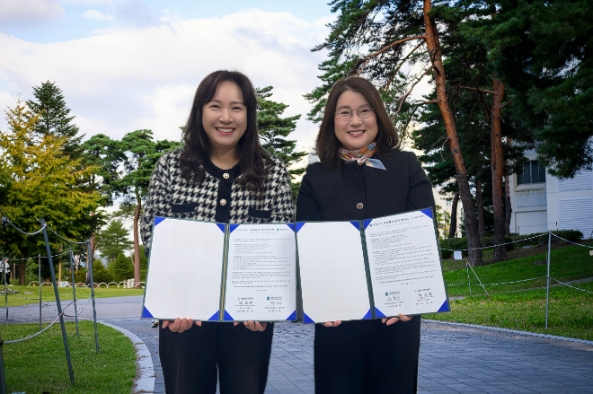 가톨릭관동대와 강릉시가족센터 MOU 체결 사진. (사진 왼쪼부터) 강릉시가족센터 최은해 센터장, 가톨릭관동대사범대학 전보애 학장. (사진제공=가톨릭관동대)