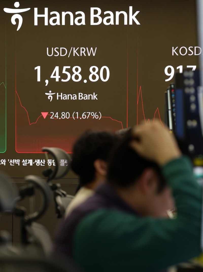 서울 외환시장에서 원·달러 환율이 장중 1460원 밑으로 거래중인 24일 서울 중구 하나은행 딜링룸 전광판에 환율이 표시되고 있다. /뉴시스